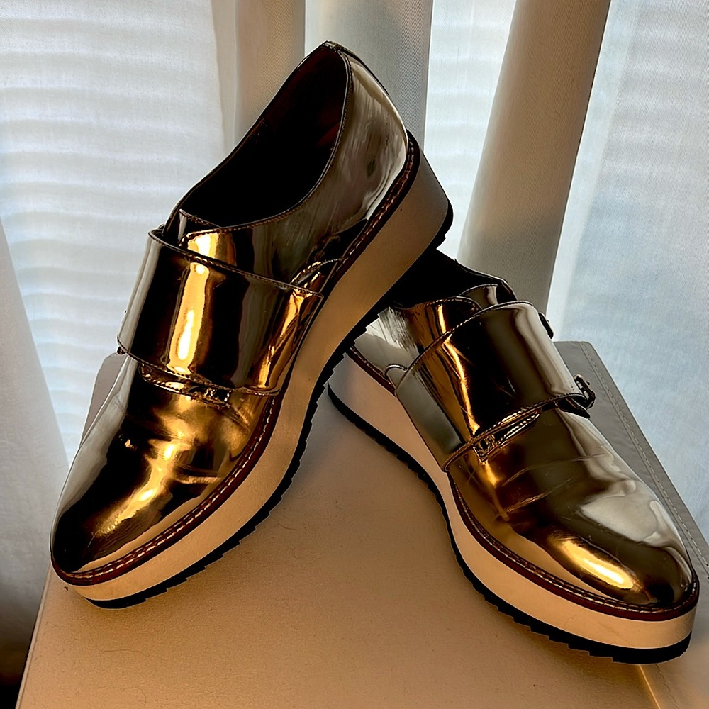 ALDO METALLIC GOLD OXFORD PLATFORM SHOES. LIKE NEW, barely worn.